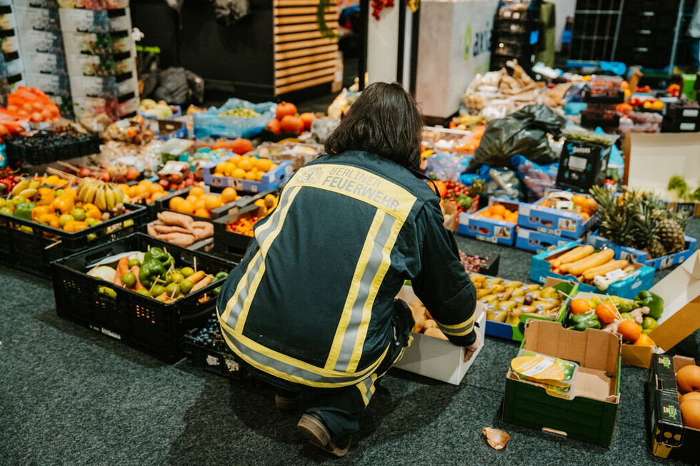 Helferinnen und Helfer beim Sortieren und Verladen