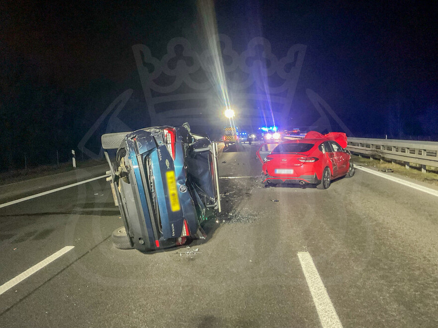 Unfallstelle auf der Autobahn, ein PKW lag auf der Seite.