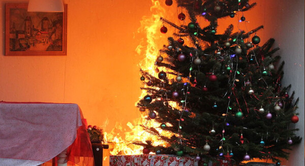 In einem Zimmer mit Weihnachtsbaum entsteht ein Brand