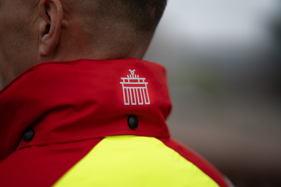 Piktogramm Brandenburger Tor auf dem Jackenkragen