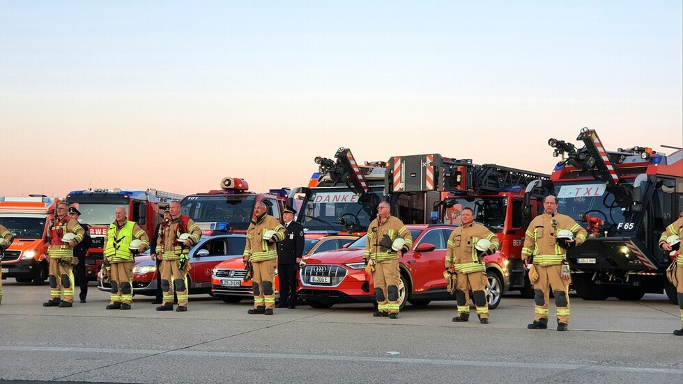 Fahrzeugaufstellung zu einem letzten Korso der Flughafenfeuerwehr Tegel