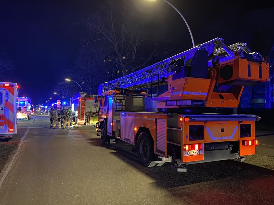 DLK und weitere Fahrzeuge in der Bereitstellungszone