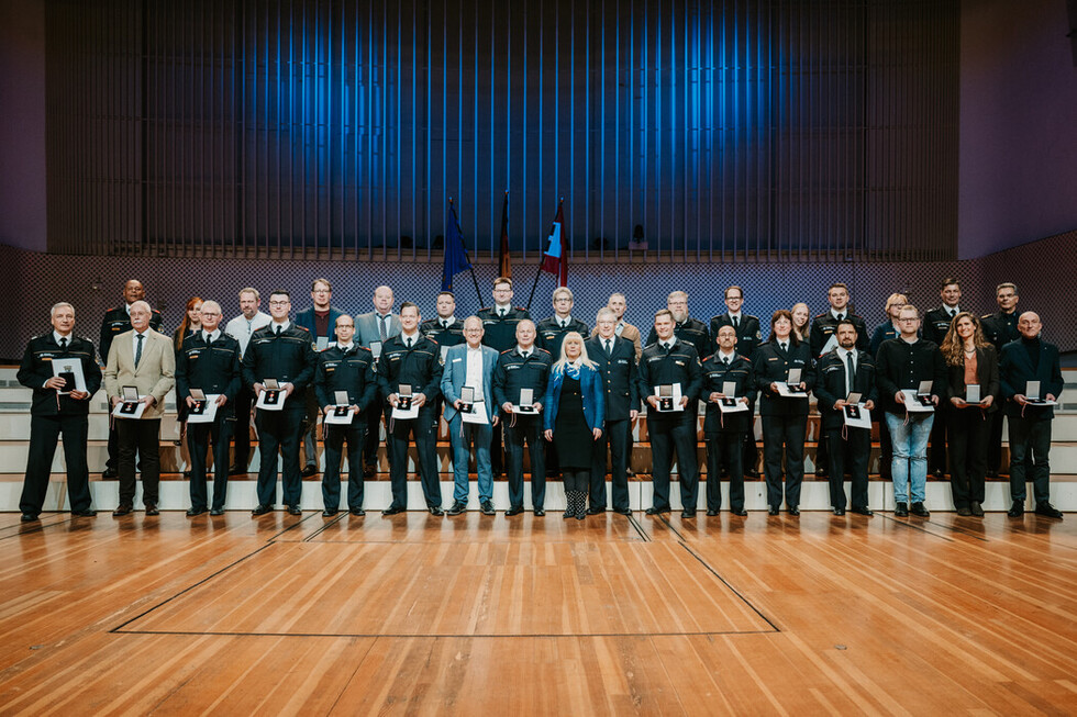 Mit dem Ehrenzeichen für besondere Leistungen im Dienst ausgezeichnete Kräfte der Berliner Feuerwehr.