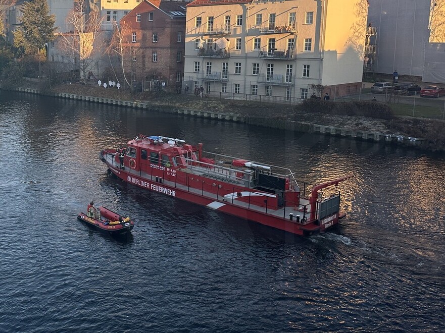 Löschboot und Rettungsboot im Einsatz