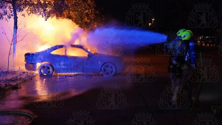 Angriffstrupp löscht einen im vollbrandstehenden PKW