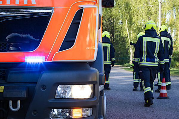 Löschfahrzeug und Einsatzkräfte