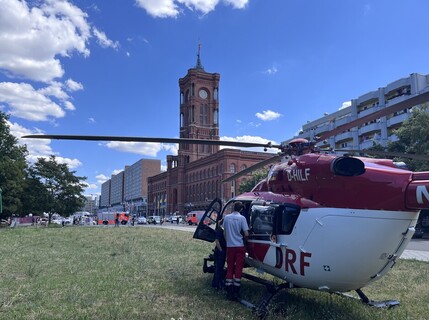 Rettungshubschrauber vor Rotem Rathaus