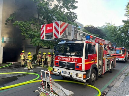 Einsatzfahrzeuge vor dem Objekt 