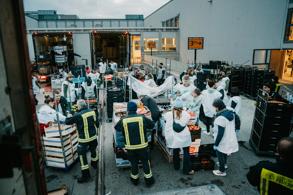 Helferinnen und Helfer beim Sortieren und Verladen