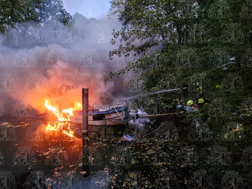 Boot in Vollbrand