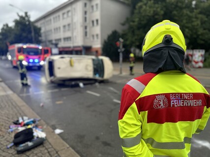 Einsatzkraft vor dem Pkw