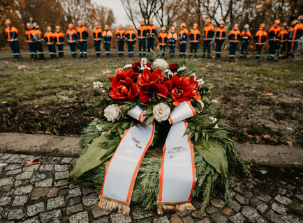 Blumenkranz am Ehrenmal