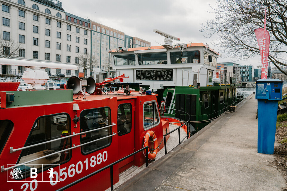 Löschboot der Berliner Feuerwehr und die Elektra