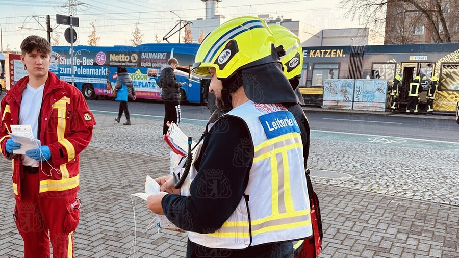 Rettungskräfte bei der Organisation der Patienten