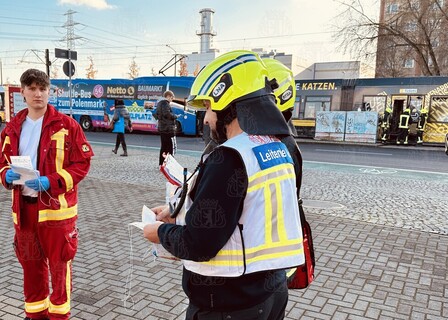 Rettungskräfte bei der Organisation der Patienten