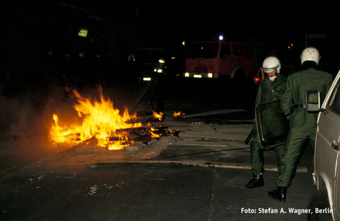 Feuer am Straßenrand, Polizisten