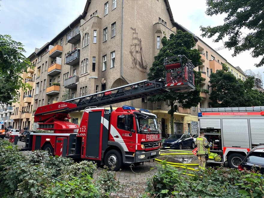 Drehleiter vor dem Objekt