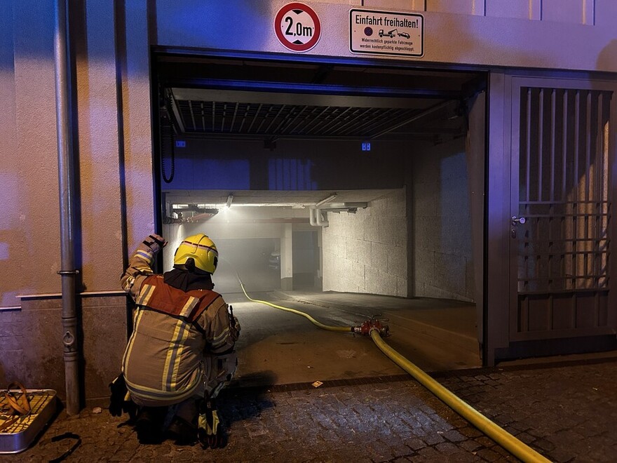 Staffelführer vor dem Einfahrtstor der betroffenen Tiefgarage