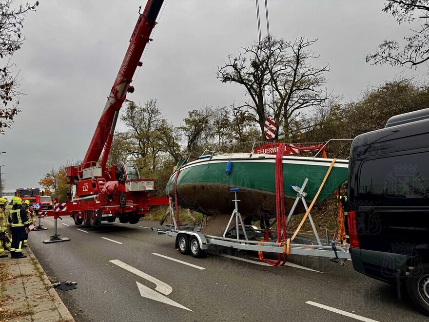 Boot wird mit Feuerwehrkran gesichert 