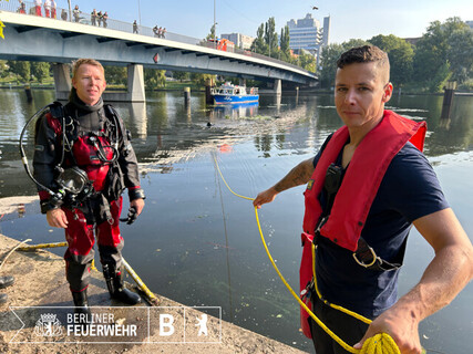 Taucher des Technischen Dienstes und die Wasserschutzpolizei