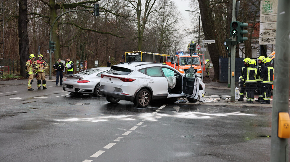 Zwei schwer beschädigte Pkw auf der Kreuzung 