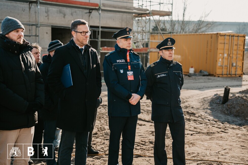 v.l.n.r. Staatssekretär für Bauen Alexander Slotty, Staatssekretär für Inneres Christian Hochgrebe, Polizeivizepräsident Marco Langner und LBD-V Per Kleist.