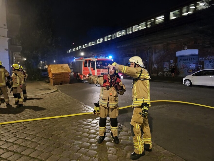 Einsatzleiter spricht sich mit Staffelführer ab