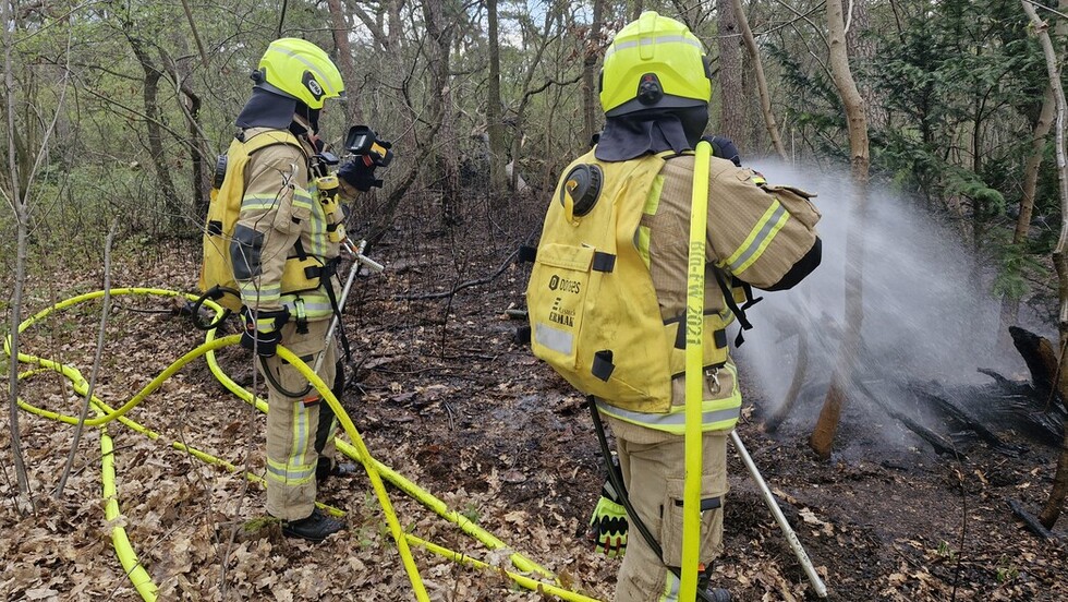 Einsatzkräfte bei den Löscharbeiten mit dem Waldbrandset