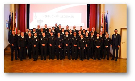 Gruppenfoto im Rahmen der Verleihung des Feuerwehr- und Katastrophenschutzehrenzeichens der Stufe 1