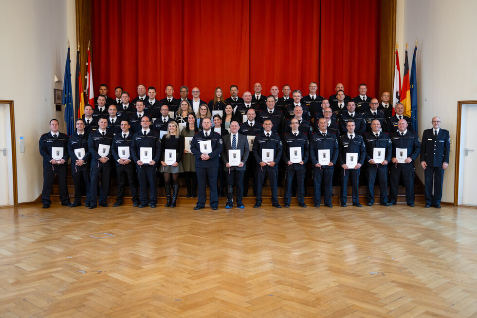 Gruppenbild aller beförderten Mitarbeitenden