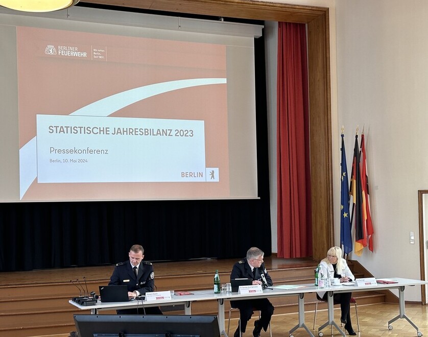 Innensenatorin Iris Spranger und Landesbranddirektor Dr. Karsten Homrighausen bei der Eröffnung der Statistischen Jahresbilanz 2023 der Berliner Feuerwehr