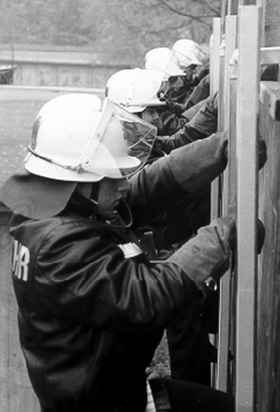 Feuerwehrleute steigen eine Leiter empor