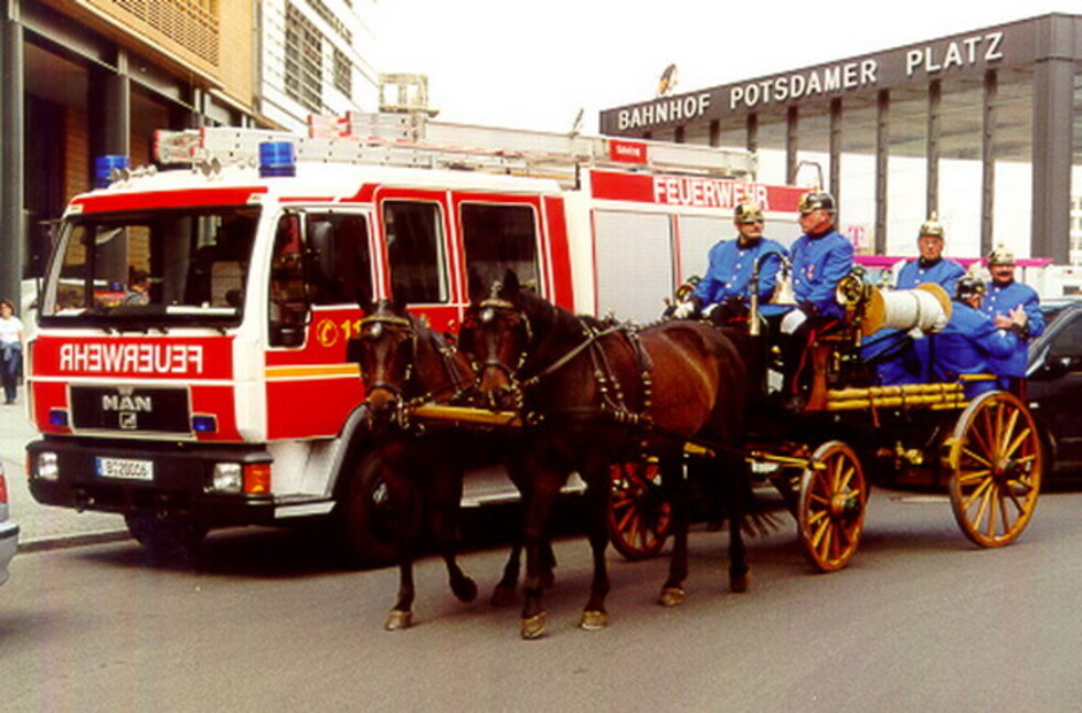 Feuerwehrleute in historischen Uniformen