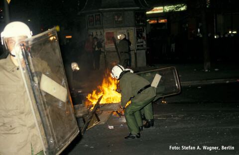 Polizist mit Schutzschild