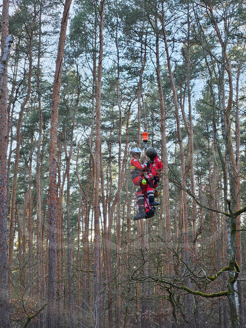 Die Besatzung wird mit der Winde am Einsatzort abgesetzt