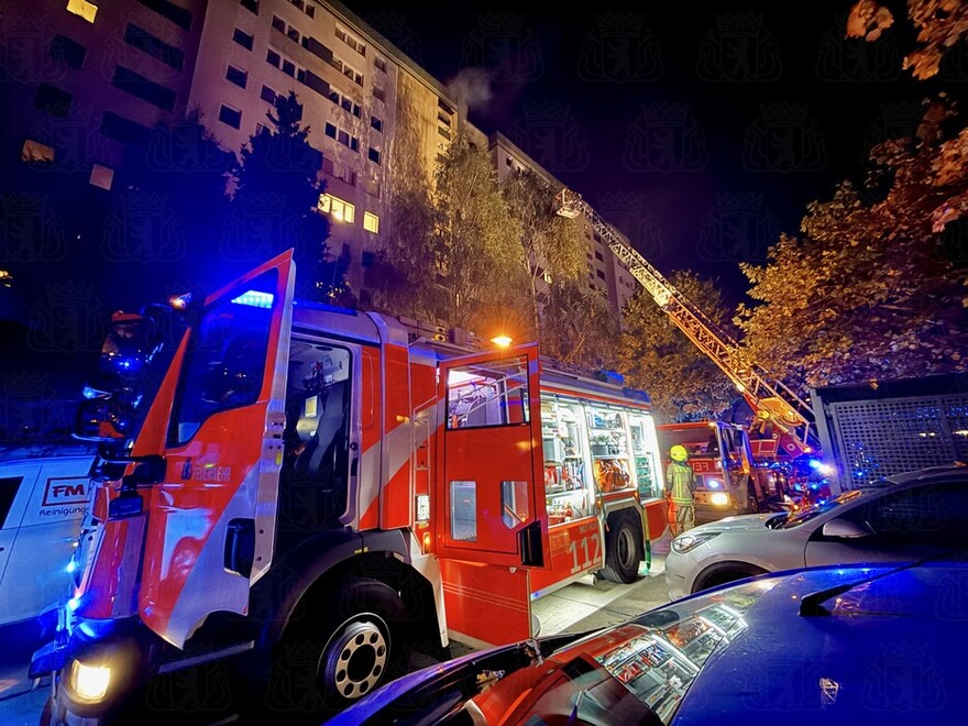 Einsatzfahrzeuge vor dem Hochhaus