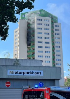 Sichtbarer Brandschaden und Rauchentwicklung