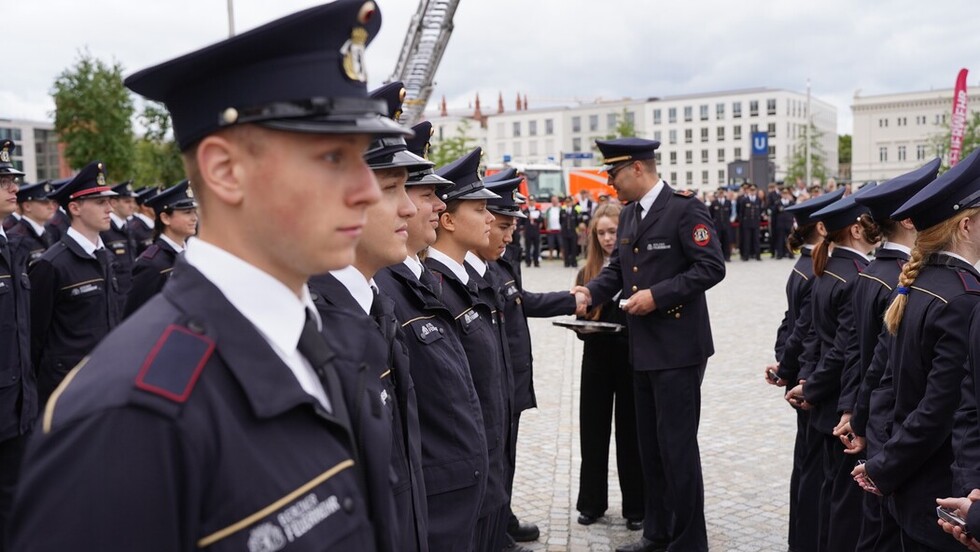 Übergabe von Krawattennadeln an die Freiwillige Feuerwehr