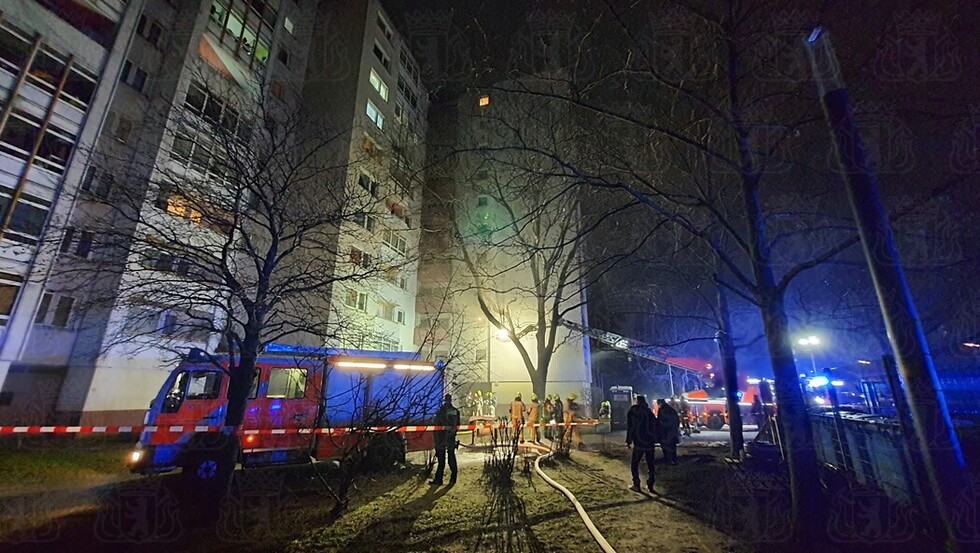 LHF vor dem Hochhaus. 