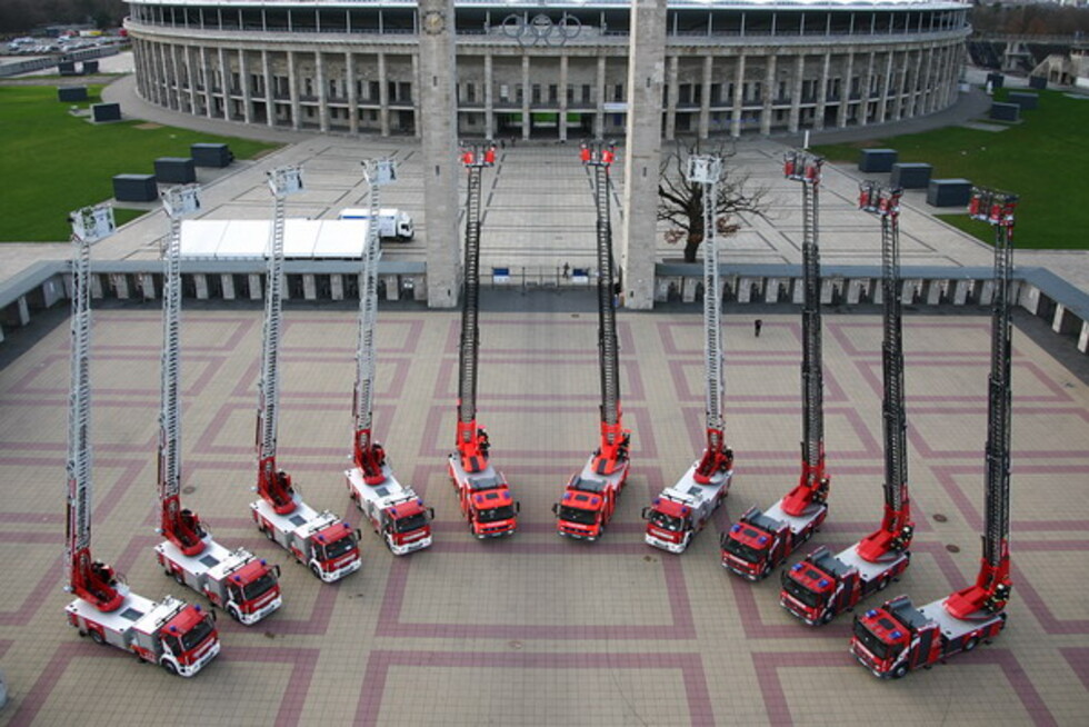 Zehn Drehleiterfahrzeuge im Halbkreis vor dem Olympiastadion