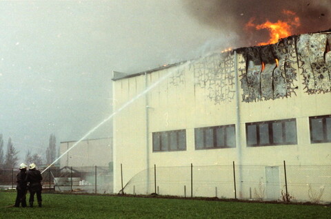 Zwei Feuerwehrleute bei der Brandbekämpfung 