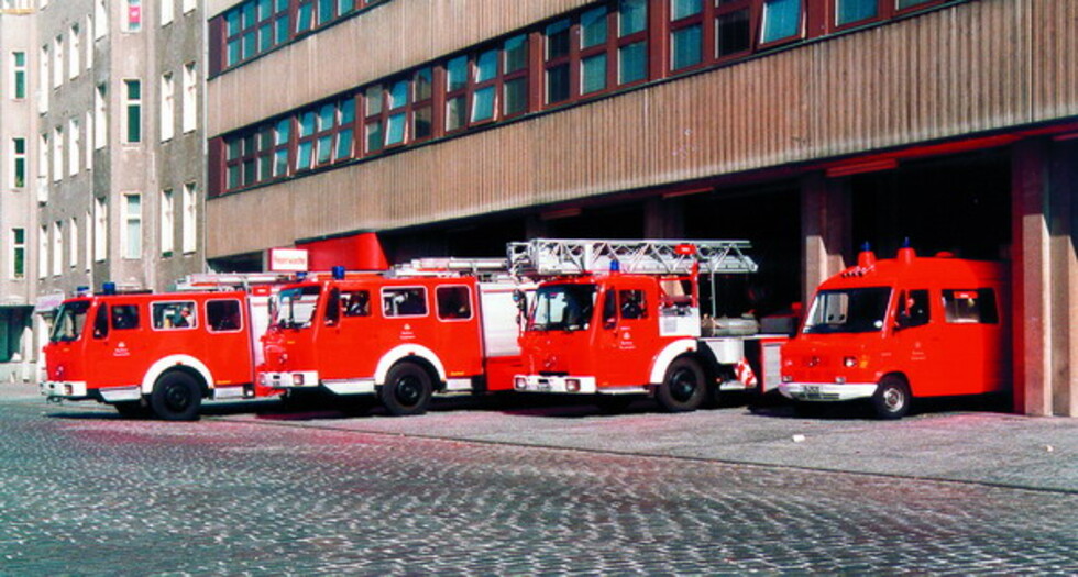 Einsatzfahrzeuge vor den Toren einer Feuerwache