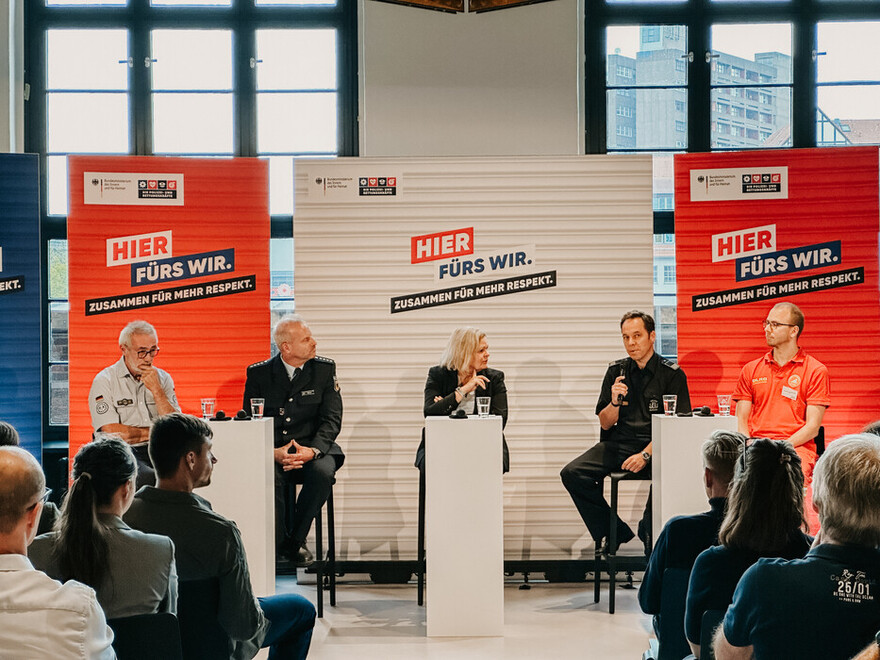 Bundesinnenministerin Faeser, LBD-V Kleist und weitere Vertreter im Bürgerdialog