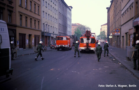 Polizisten sichern Feuerwehrfahrzeuge