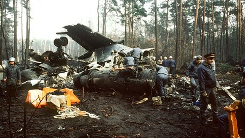 Leitwerktrümmer, Schneise im Wald, Feuerwehrleute