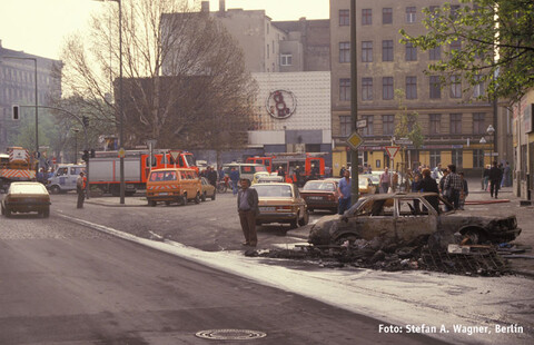 Feuerwehrfahrzeuge, ausgebrannter Pkw