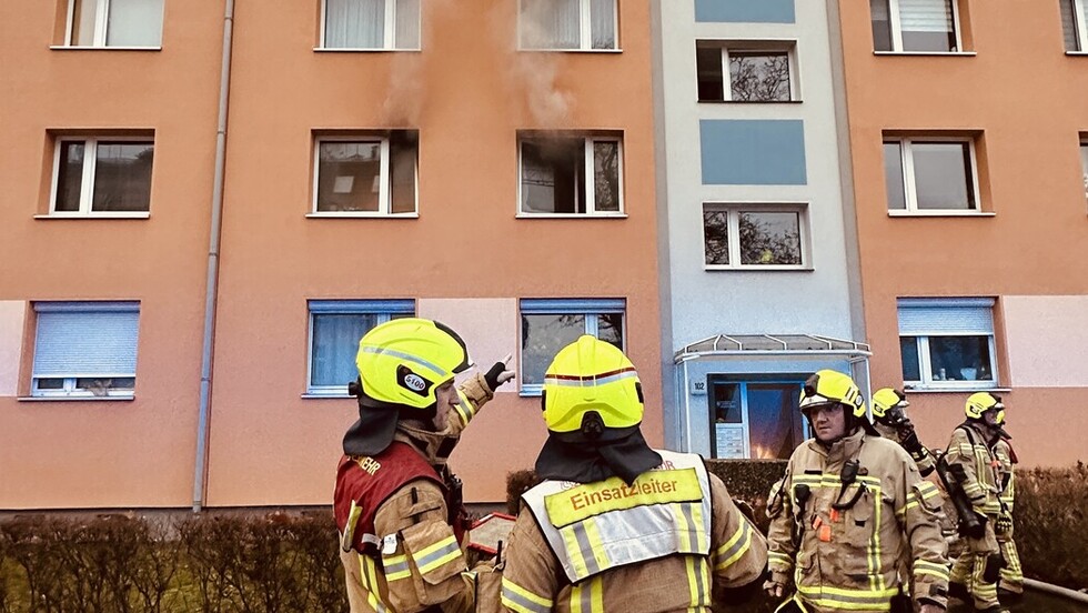 Einsatzkräfte stimmen sich vor dem Objekt ab.