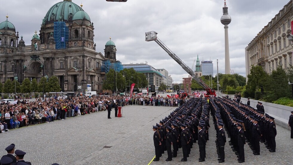 Neue Einsatzkräfte vor dem Humboldt-Forum