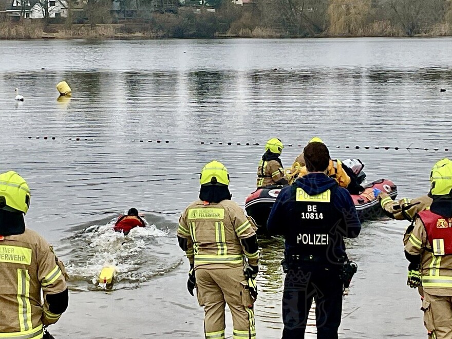 Feuerwehrtaucher mit Tauchscooter im Wasser