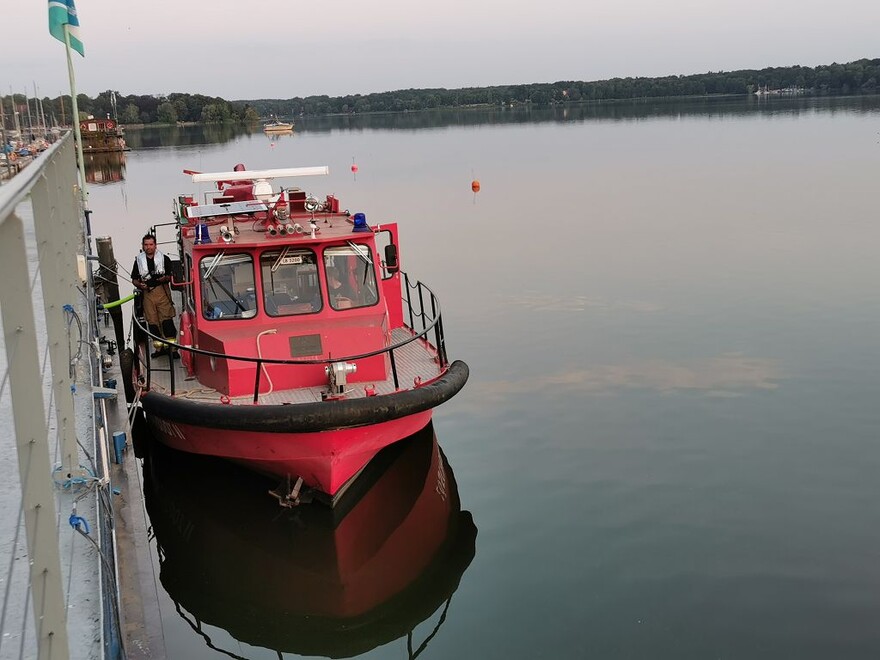 Wasserversorgung über Löschboot